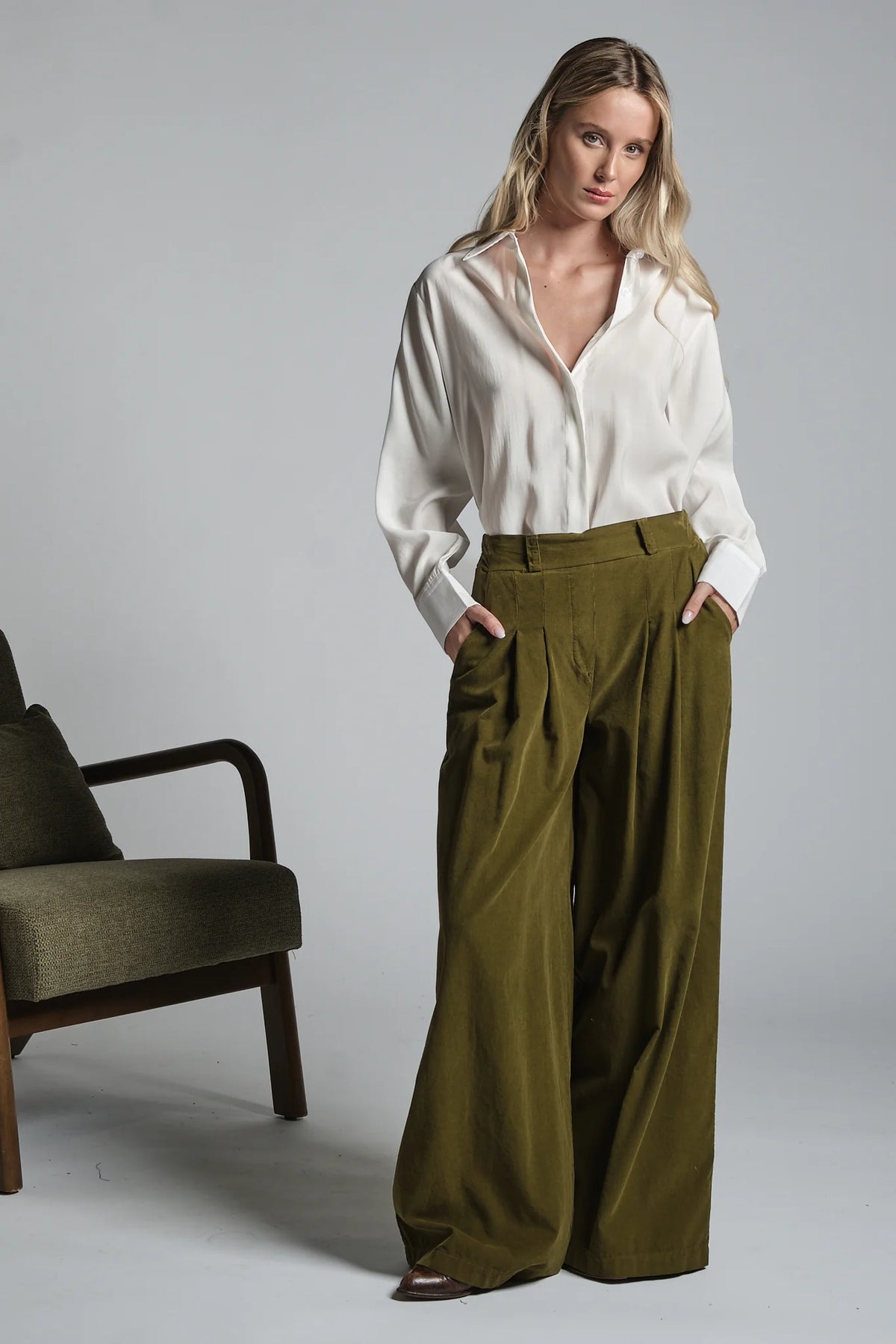 PELIA CHINO IN CORDUROY 200STR.  MILITARY GREEN