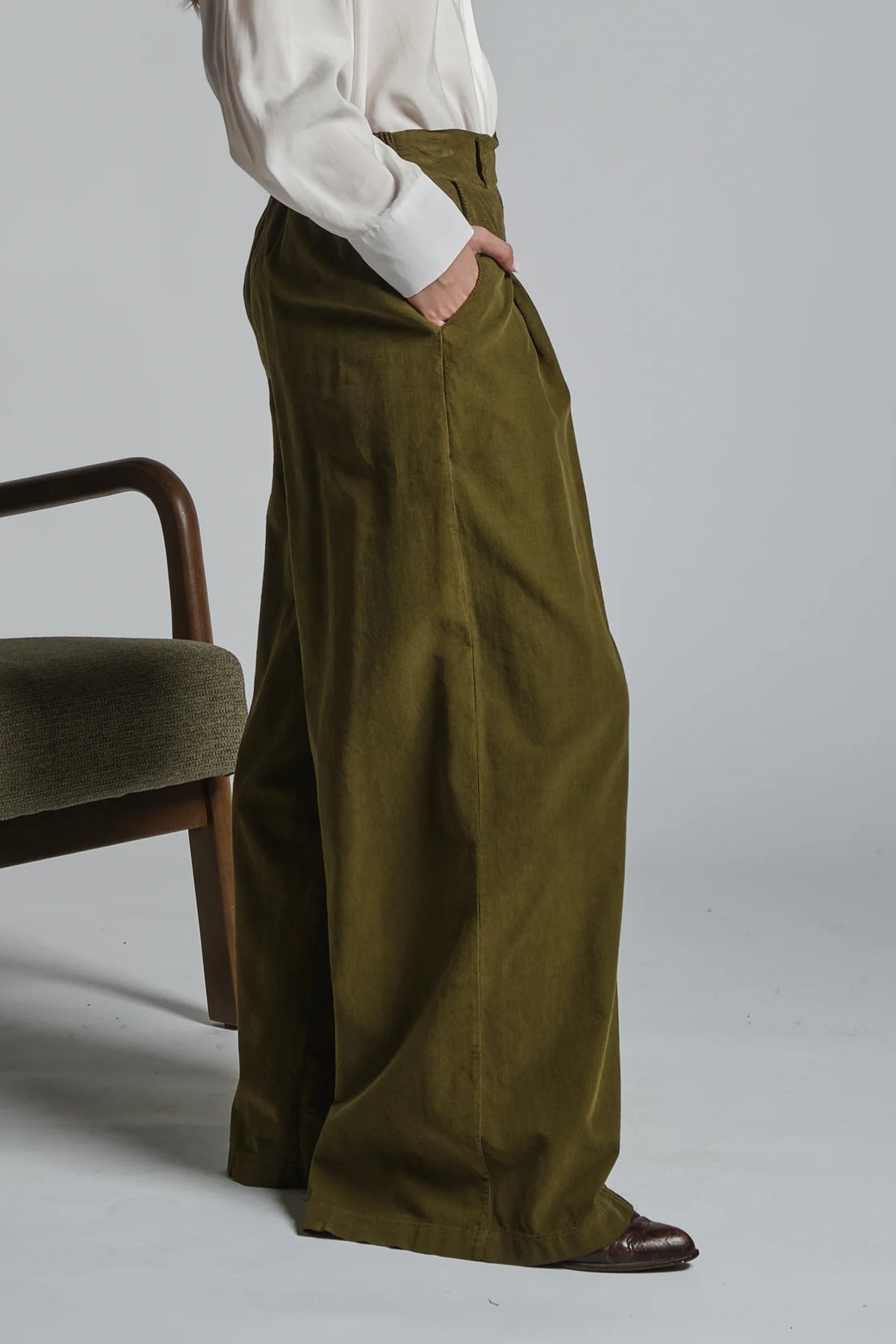 PELIA CHINO IN CORDUROY 200STR.  MILITARY GREEN