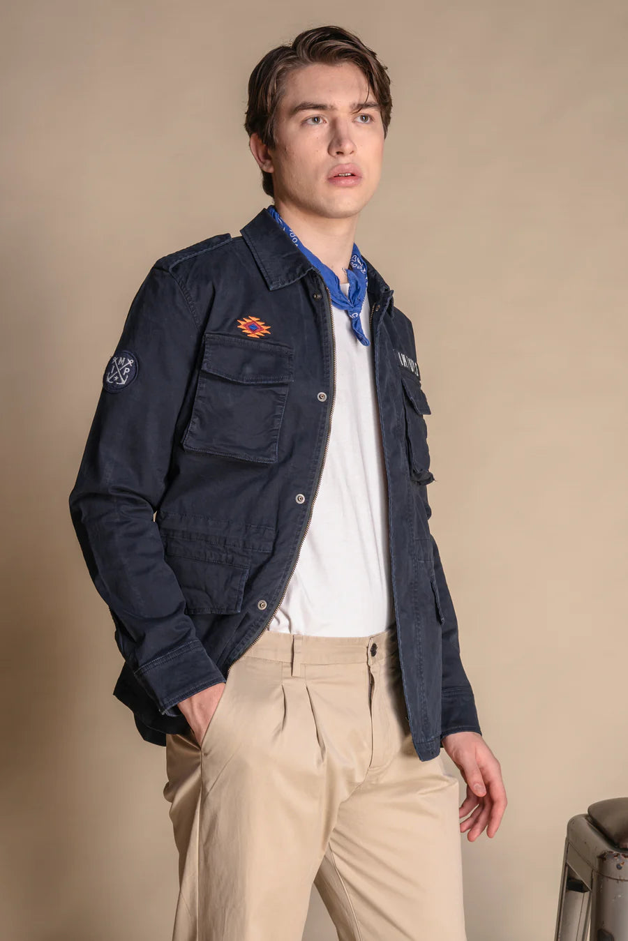 SAHARIANA CON PATCH BLU