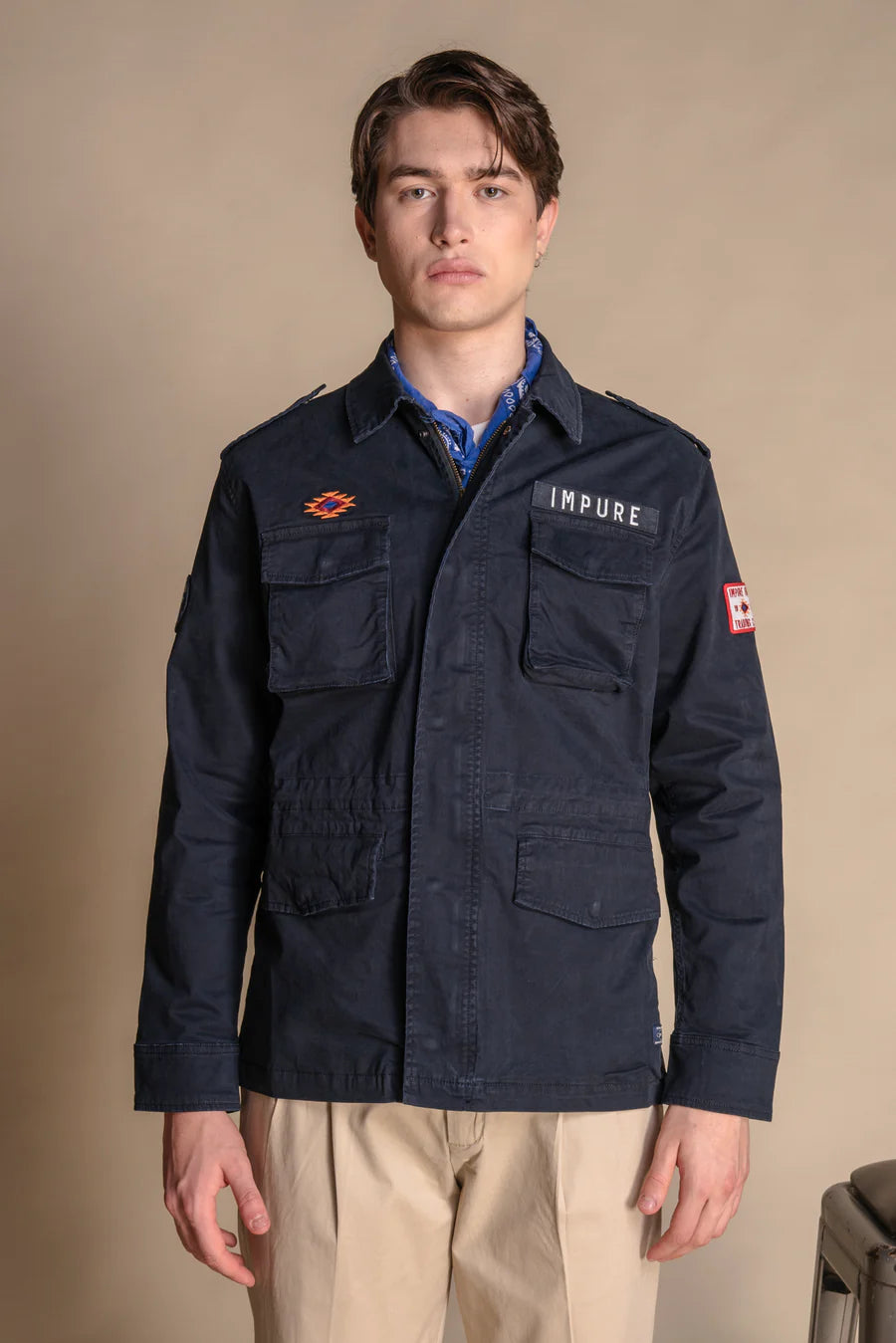 SAHARIANA CON PATCH BLU