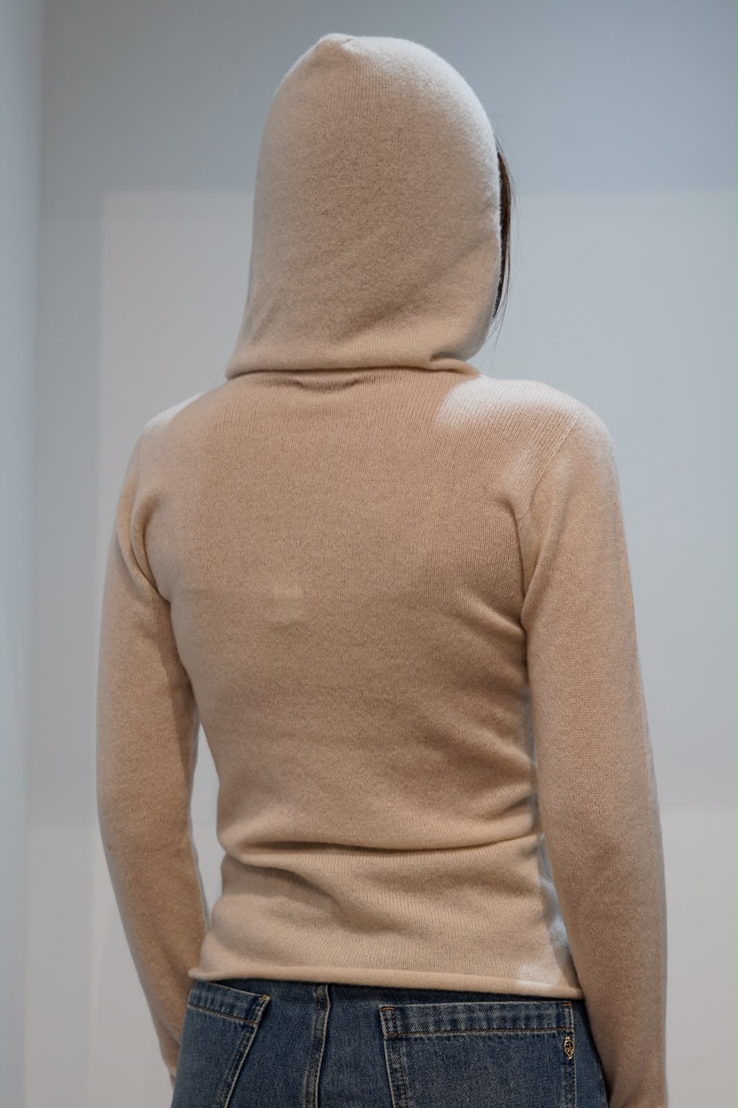 RETOIS MAGLIONE CON CAPPUCCIO IN CASHMERE LATTE