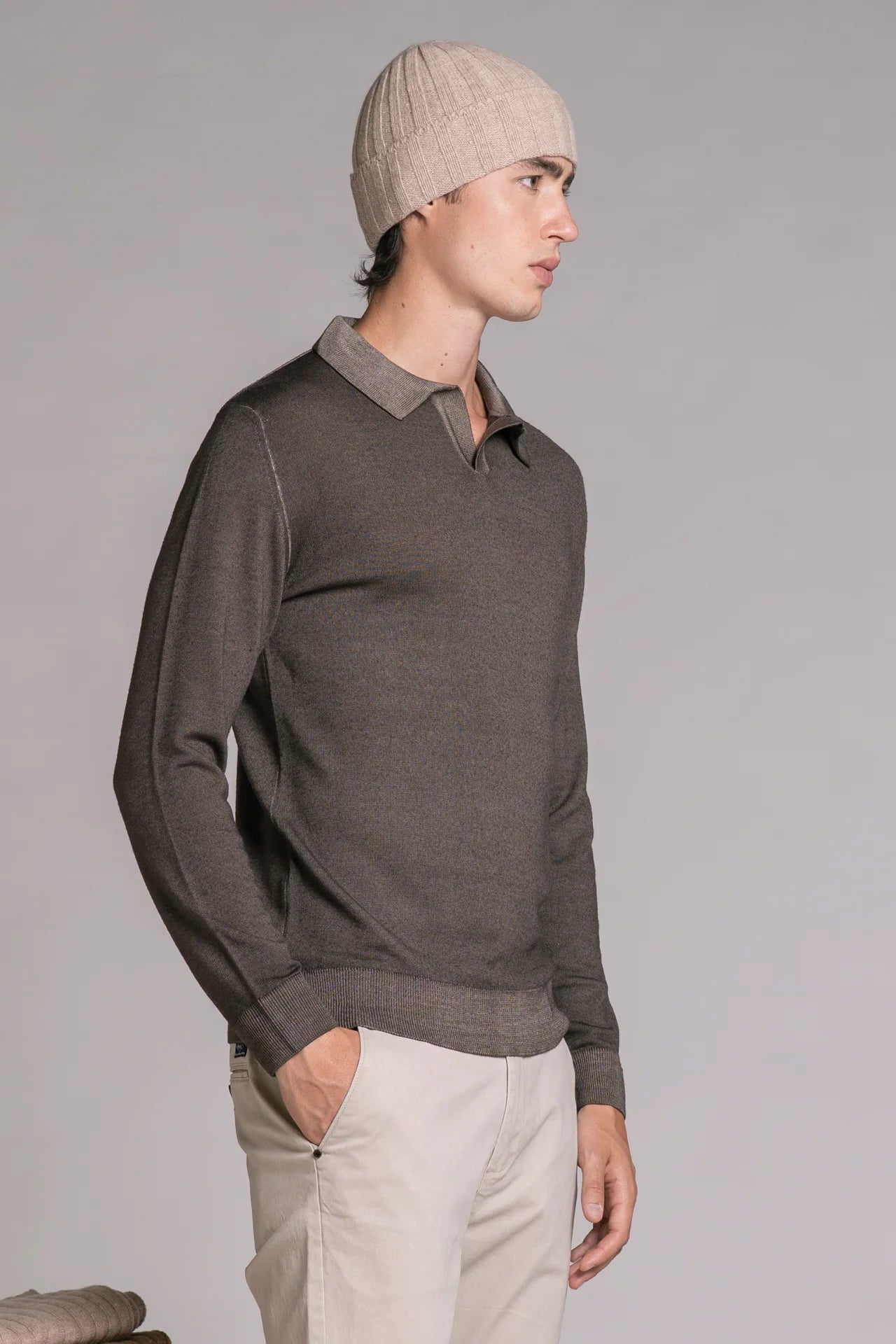 NEIL POLO SKIPPER IN MERINOS BROWN